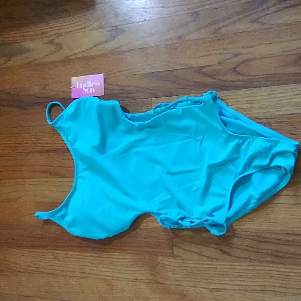 NWT. Endless sun swimwear.